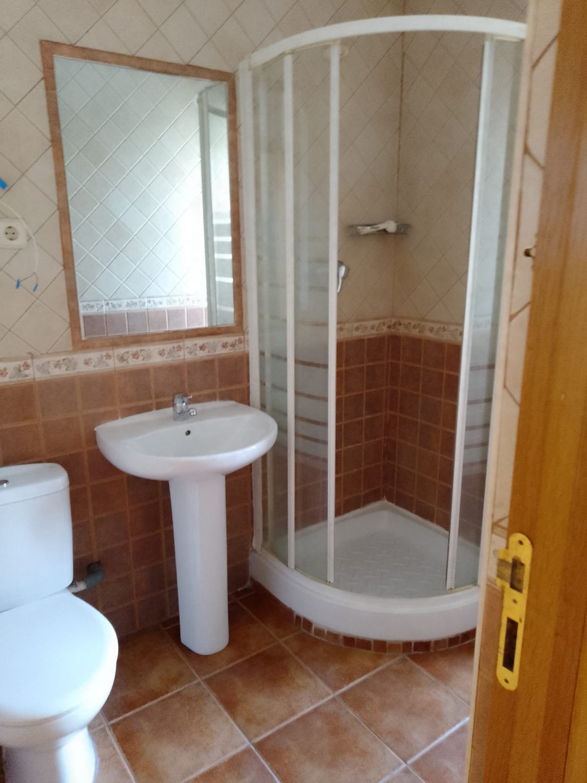 Baño con ducha de la Residencia Santa Gema